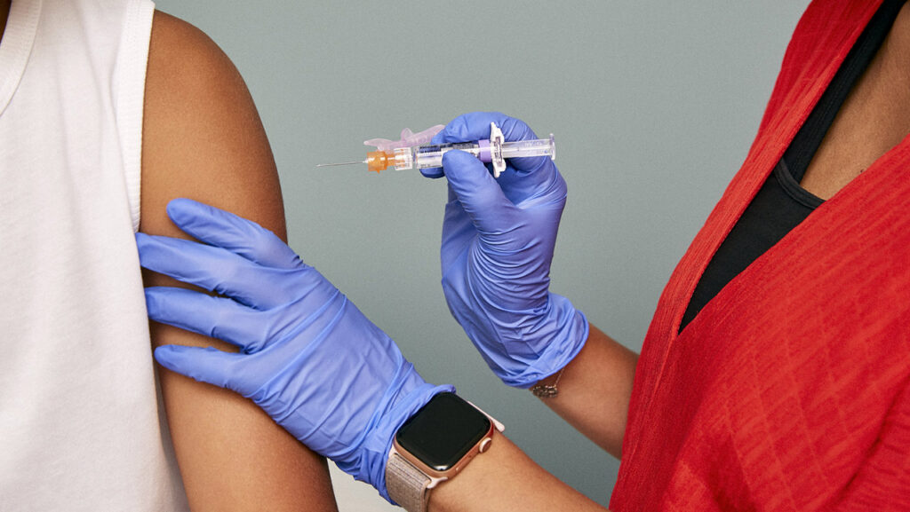 Vaccination shot nurse irdx4eq